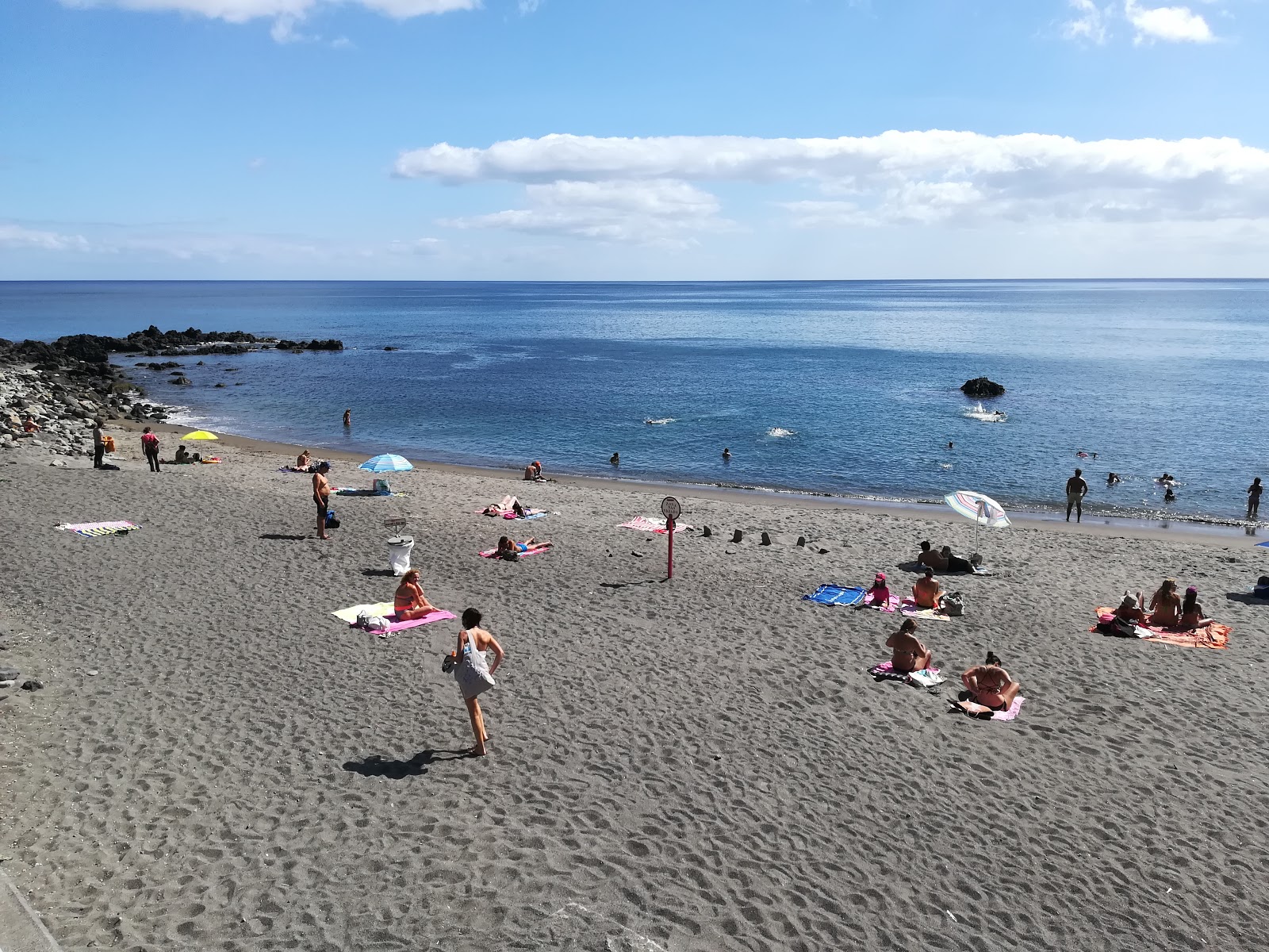 Praia Pequena de Agua d'Alto'in fotoğrafı çok temiz temizlik seviyesi ile