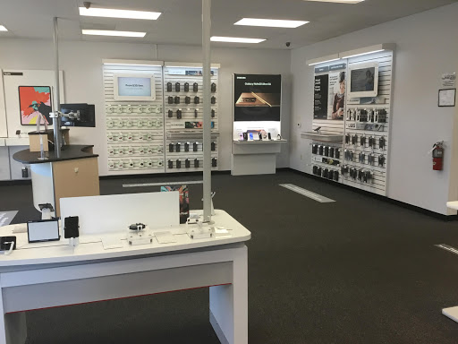 Cell Phone Store «GoWireless Verizon Authorized Retailer», reviews and photos, 106 N 20th Ave, Cornelius, OR 97113, USA