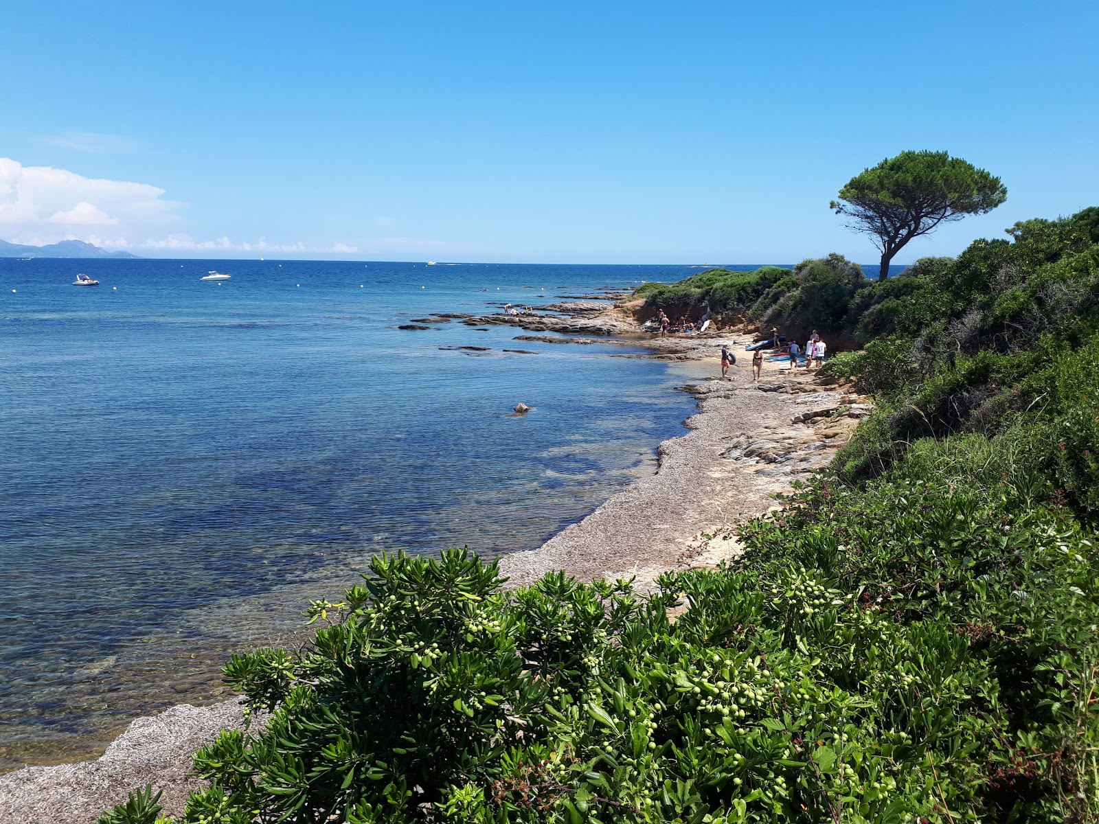 Photo de Plages de Sainte-Maxime avec sable brillant et rochers de surface