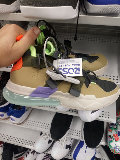 Clothing Store «Ross Dress for Less», reviews and photos, 240 N Courtenay Pkwy, Merritt Island, FL 32953, USA