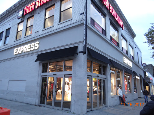 Clothing Store «Express», reviews and photos, 3101 Steinway St, Astoria, NY 11103, USA
