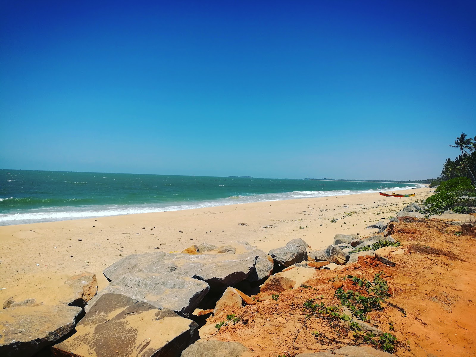 Foto van Mattu Beach met beige zand oppervlakte
