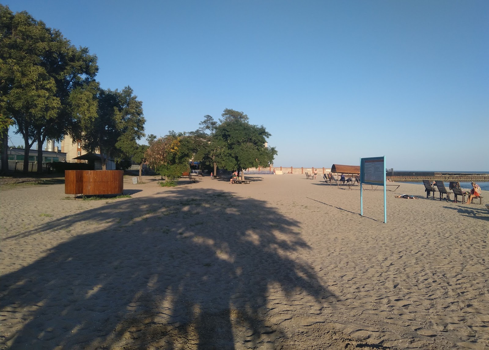 Foto von Plyazh "Yakht-Klub" und die siedlung