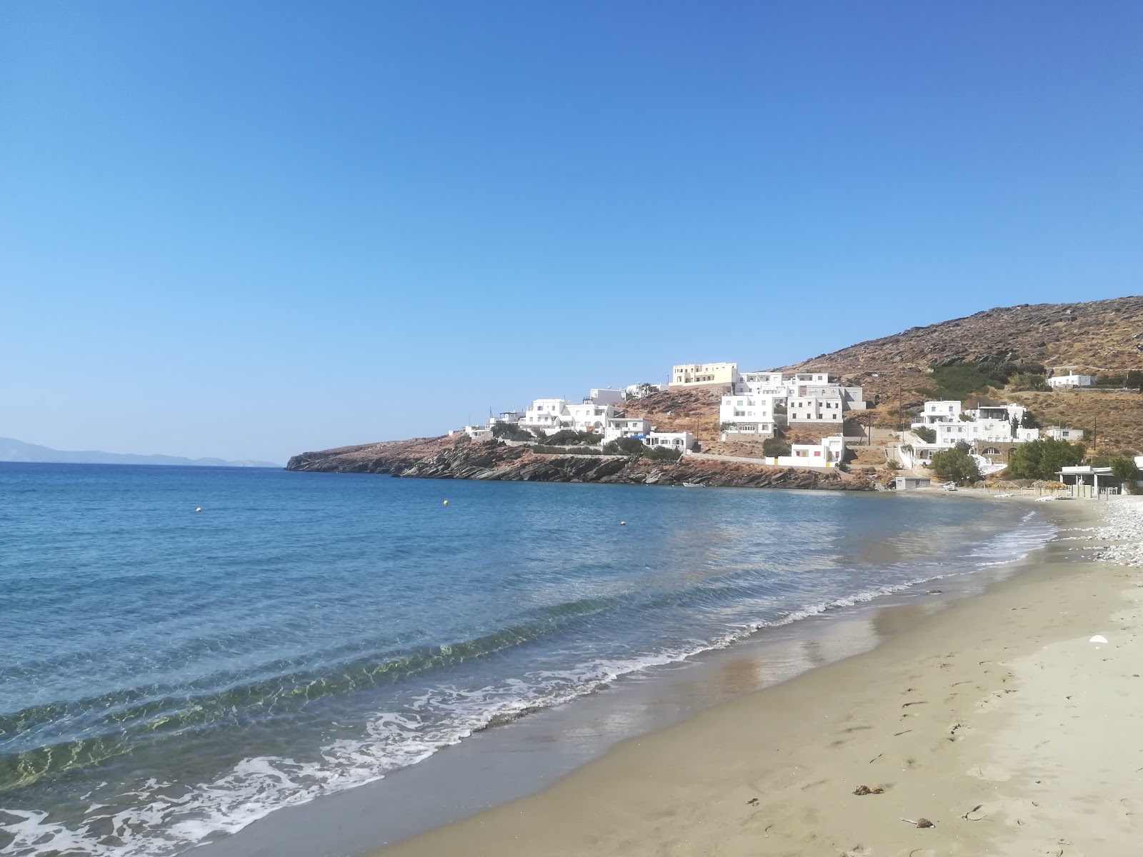 Foto di Paralia Giannaki con una superficie del sabbia beige