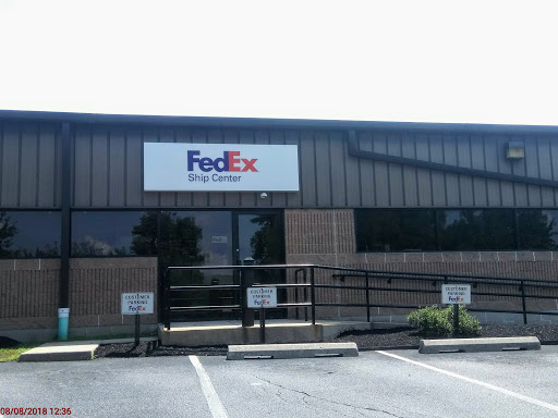 Shipping and Mailing Service «FedEx Ship Center», reviews and photos, 701 Willowbrook Ln, West Chester, PA 19380, USA