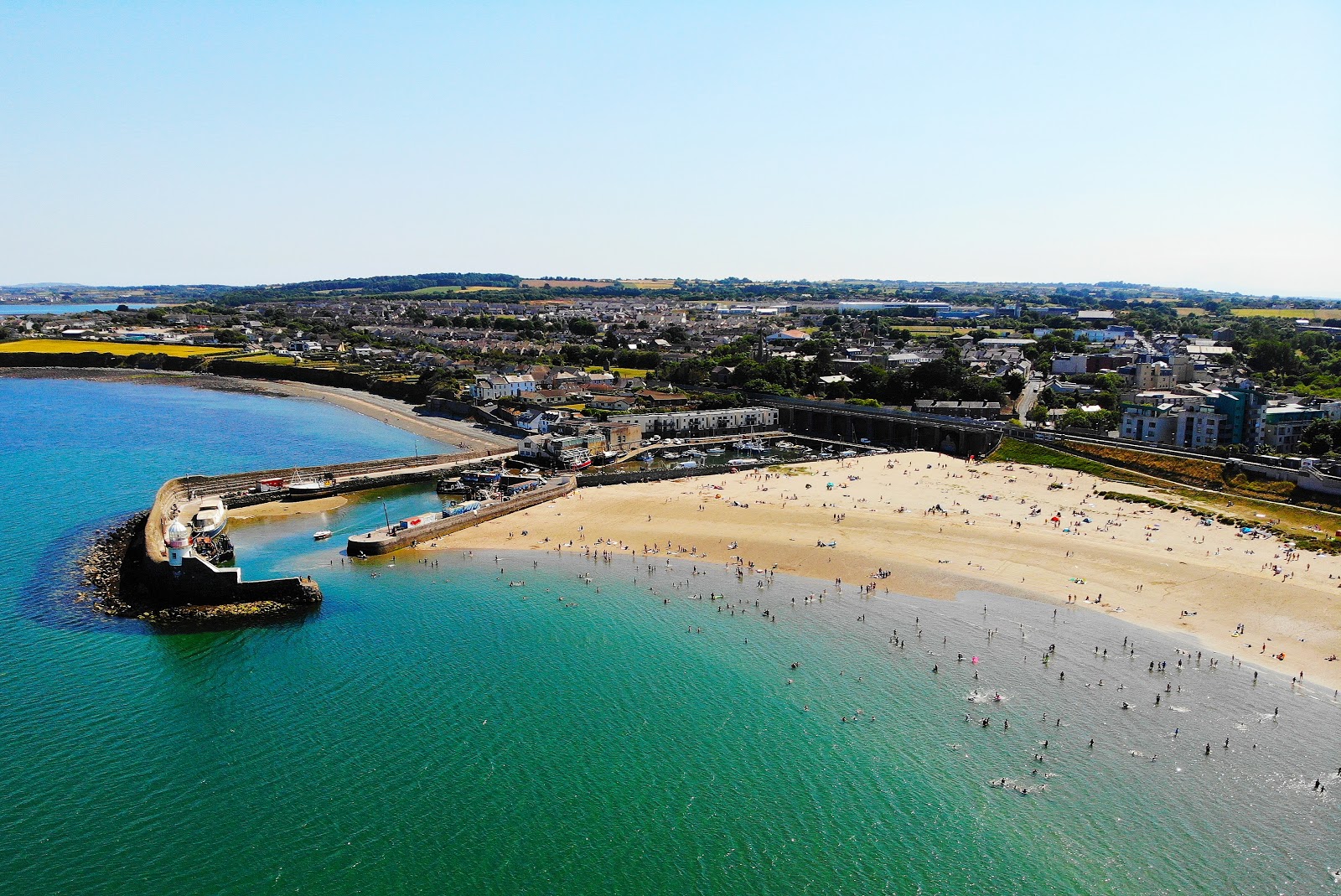 Photo de Balbriggan Beach avec rivage droit, long