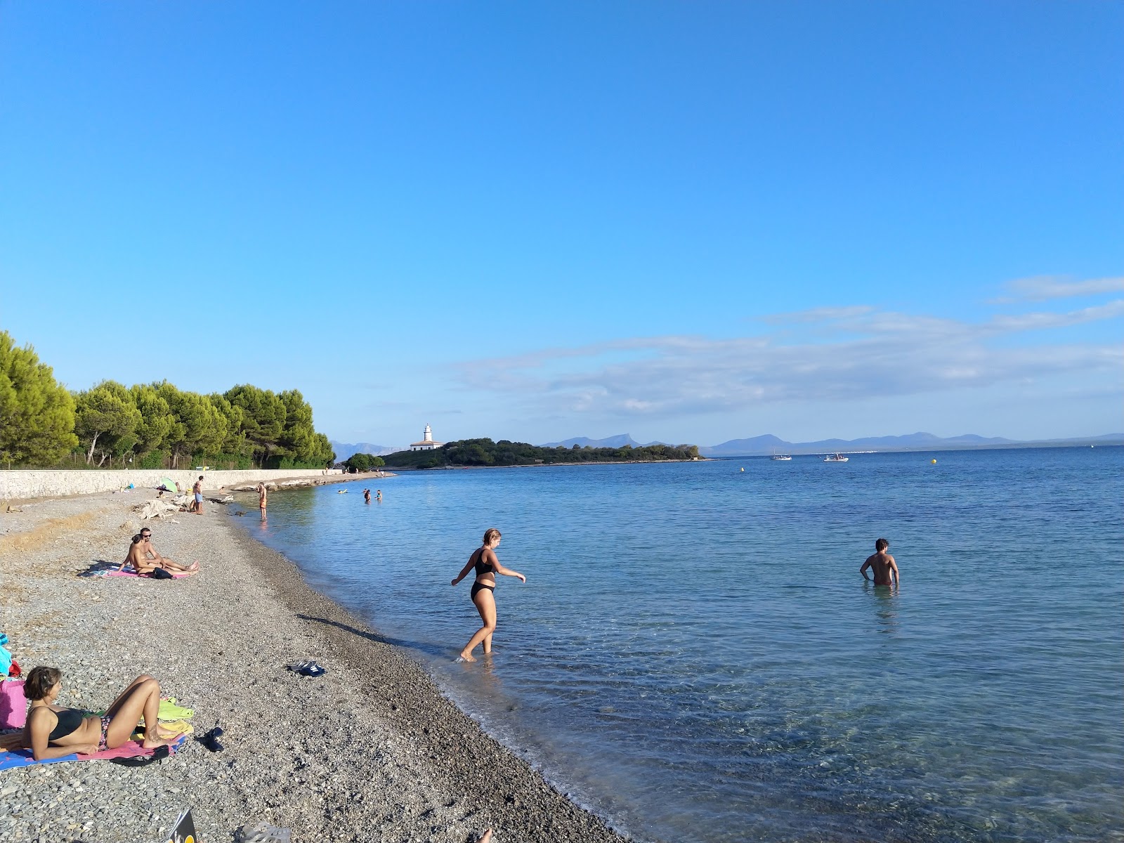 Foto av Platja d'Alcanada med blå rent vatten yta