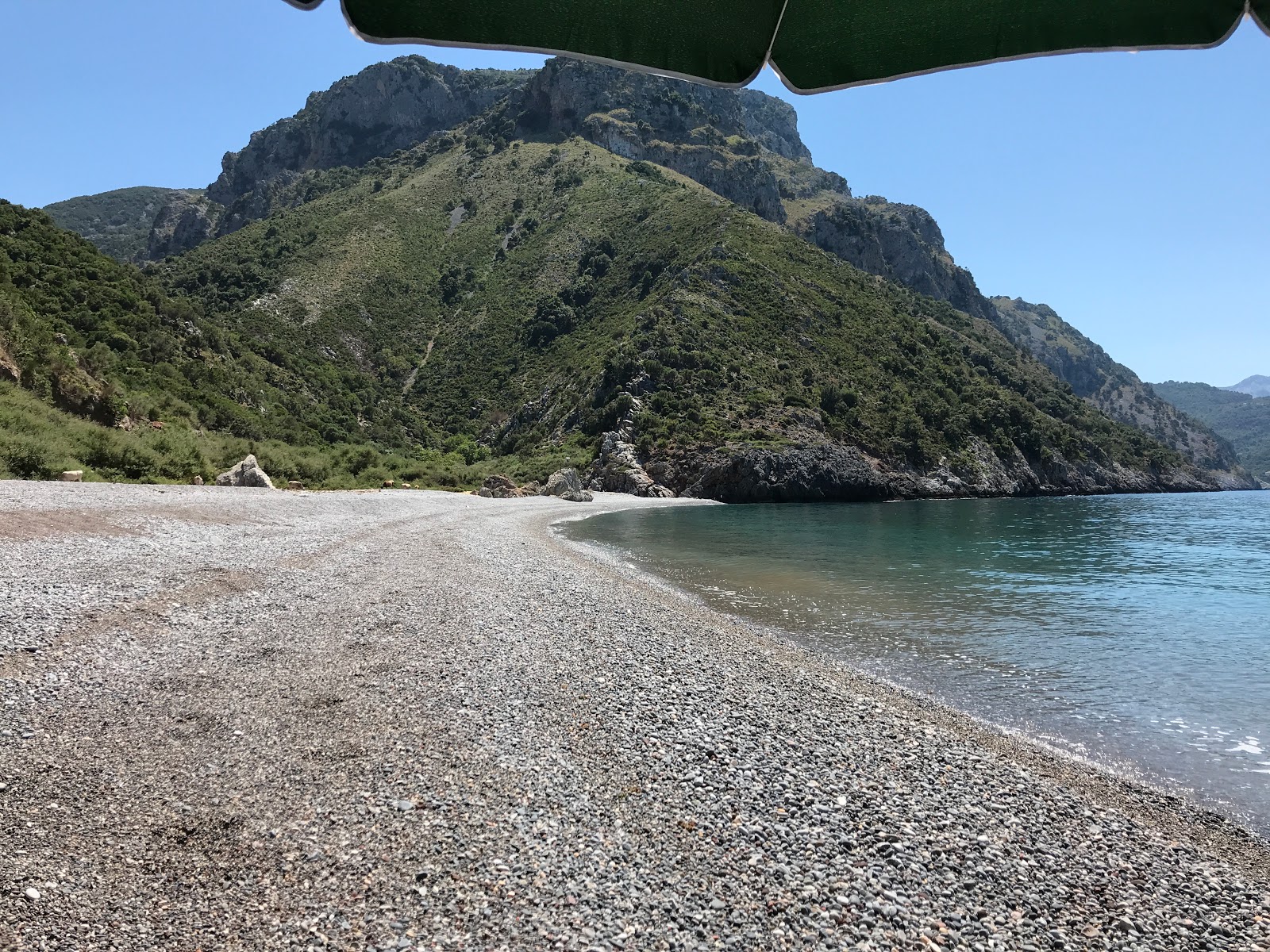 Foto de Naftiko beach com pebble fina cinza superfície