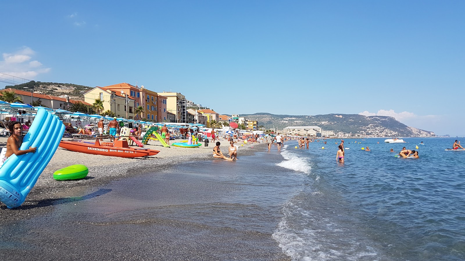 Foto af Spiaggia Pietra Ligure med sort sand og småsten overflade