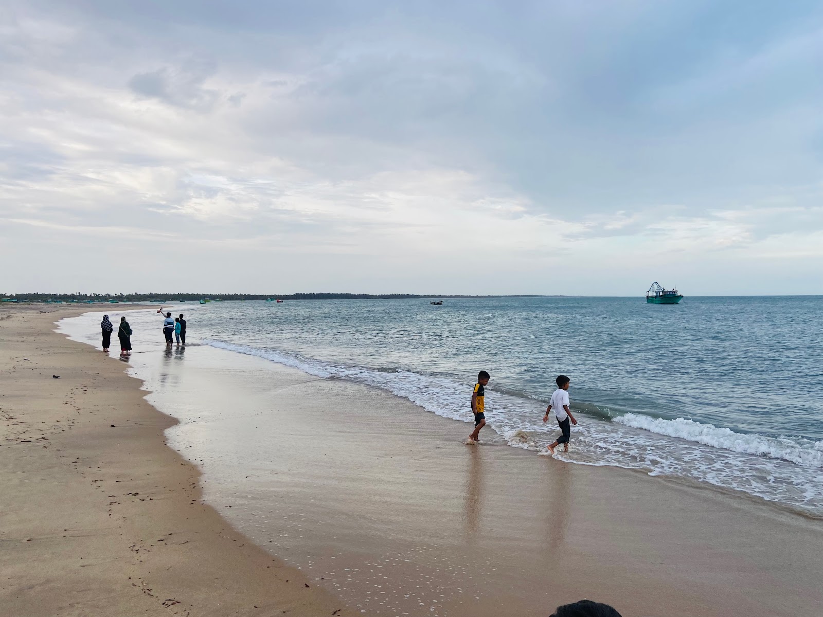 Foto de Ervadi Beach con playa amplia