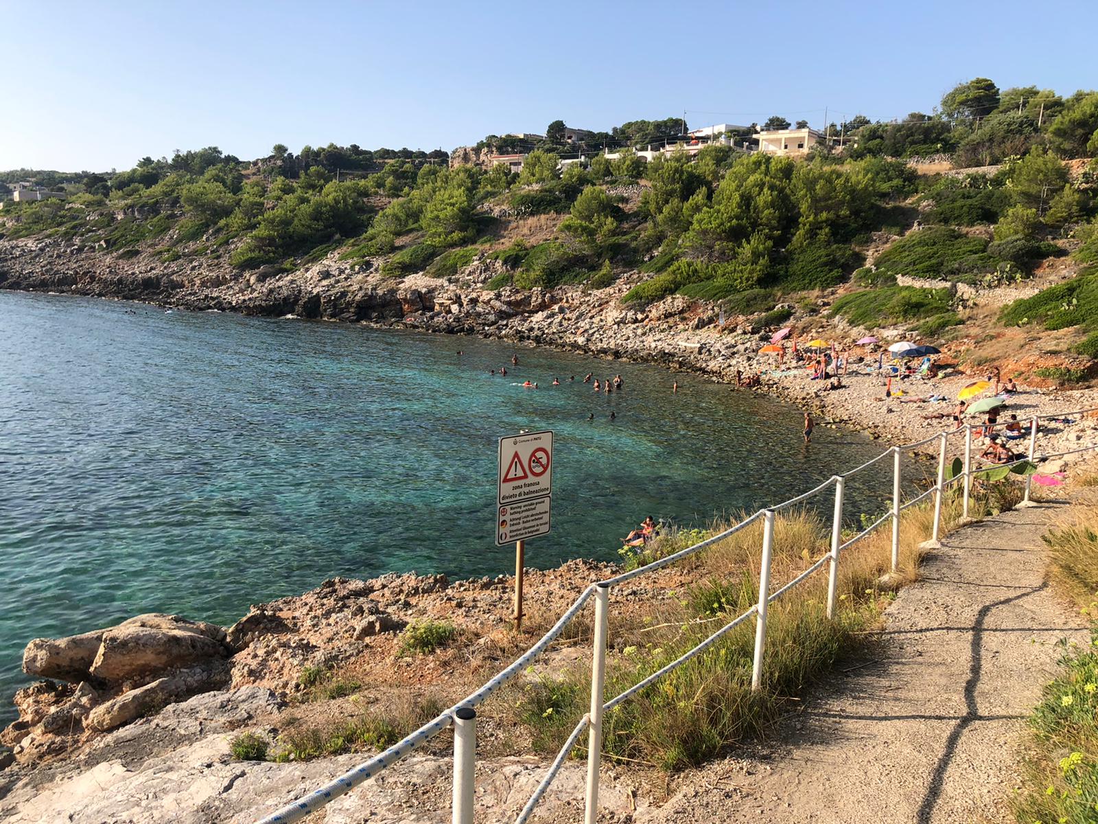 Fotografie cu Spiaggia di Marina di San Gregorio cu o suprafață de apă pură albastră
