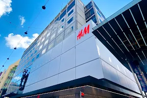 H&M image