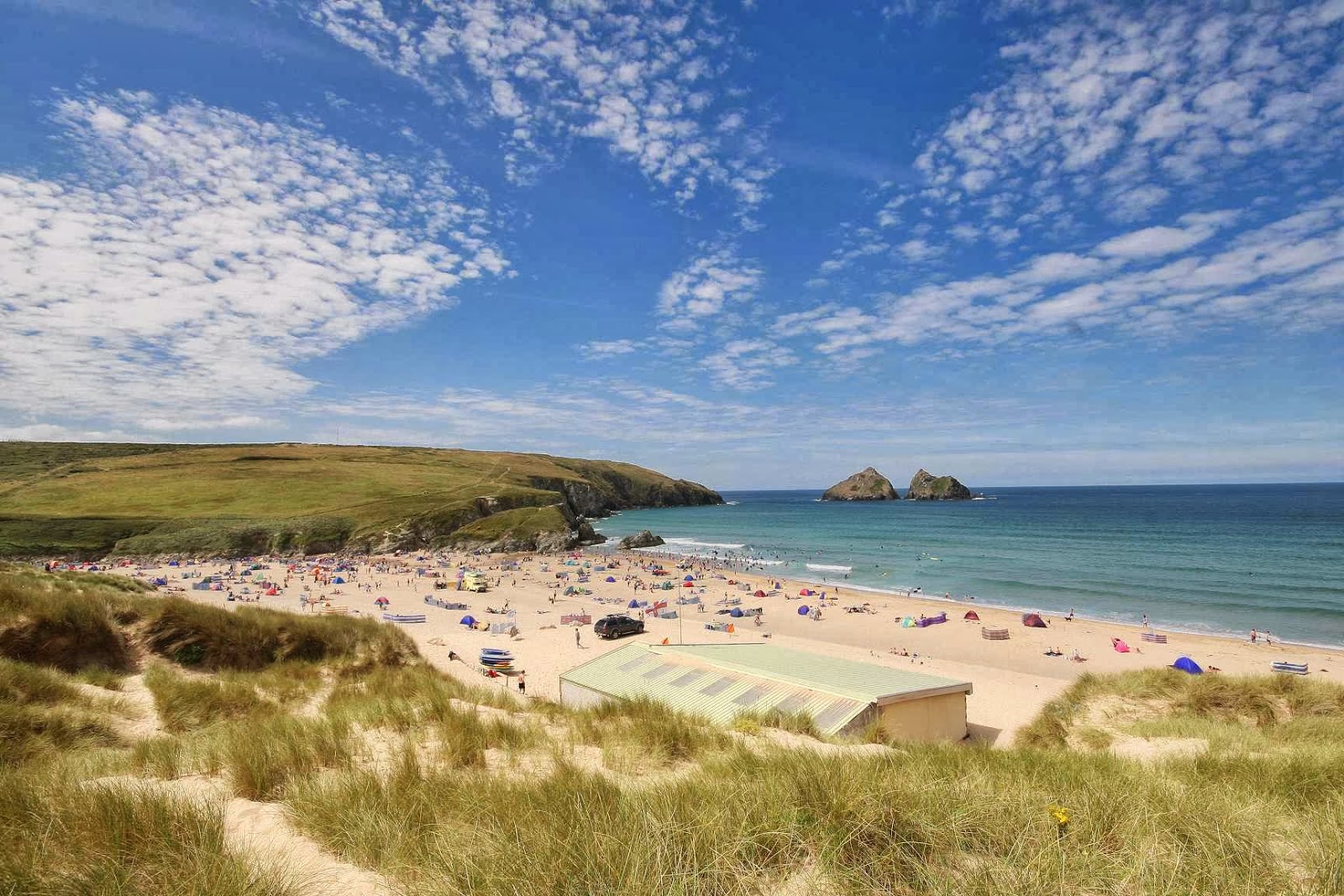 Φωτογραφία του Holywell Bay με μακρά ευθεία ακτή