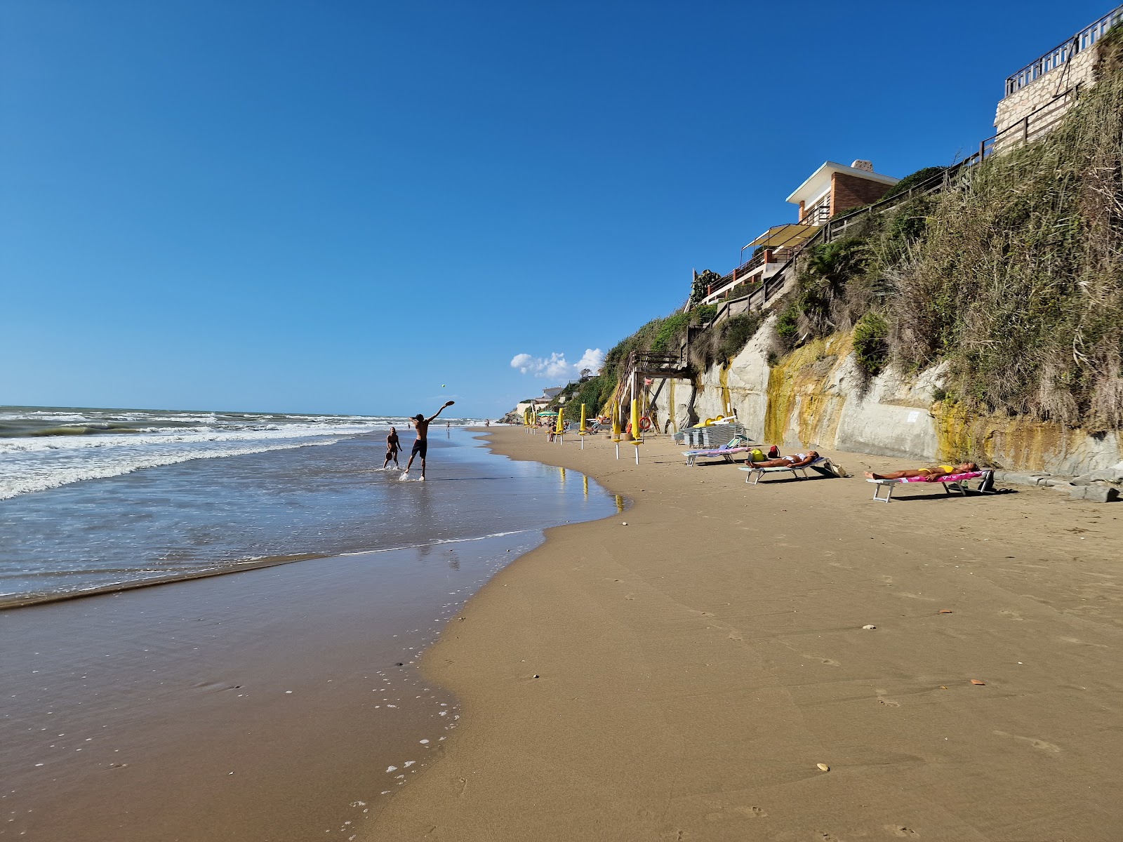 Lido Garda Anzia的照片 带有明亮的沙子表面
