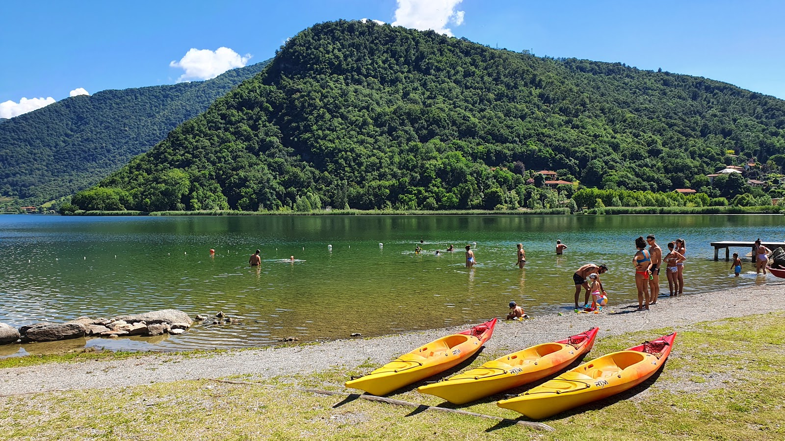 Foto di Lido del Segrino Beach con una superficie del erba