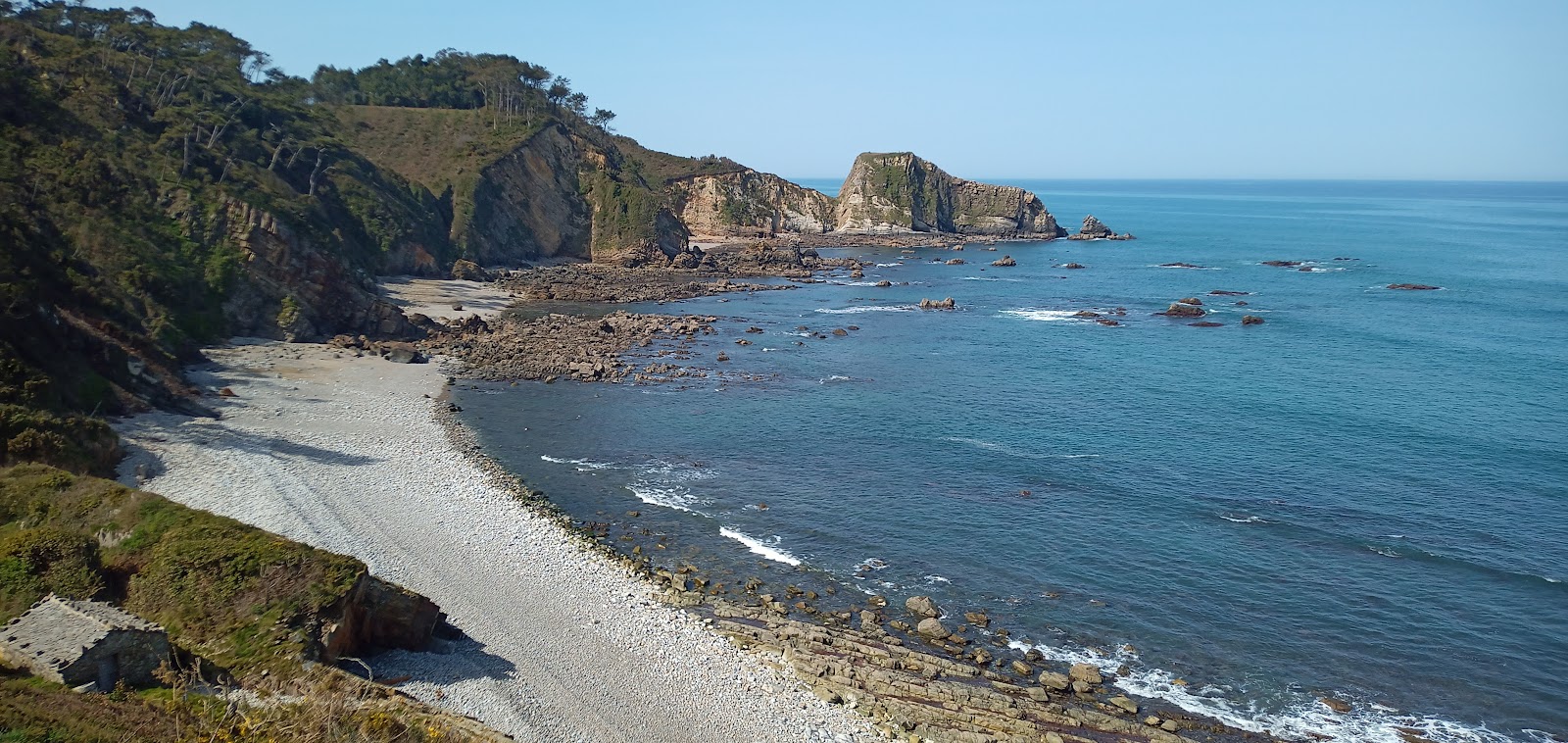 Foto von Playas de Armaza y El Barco mit graue kiesel Oberfläche
