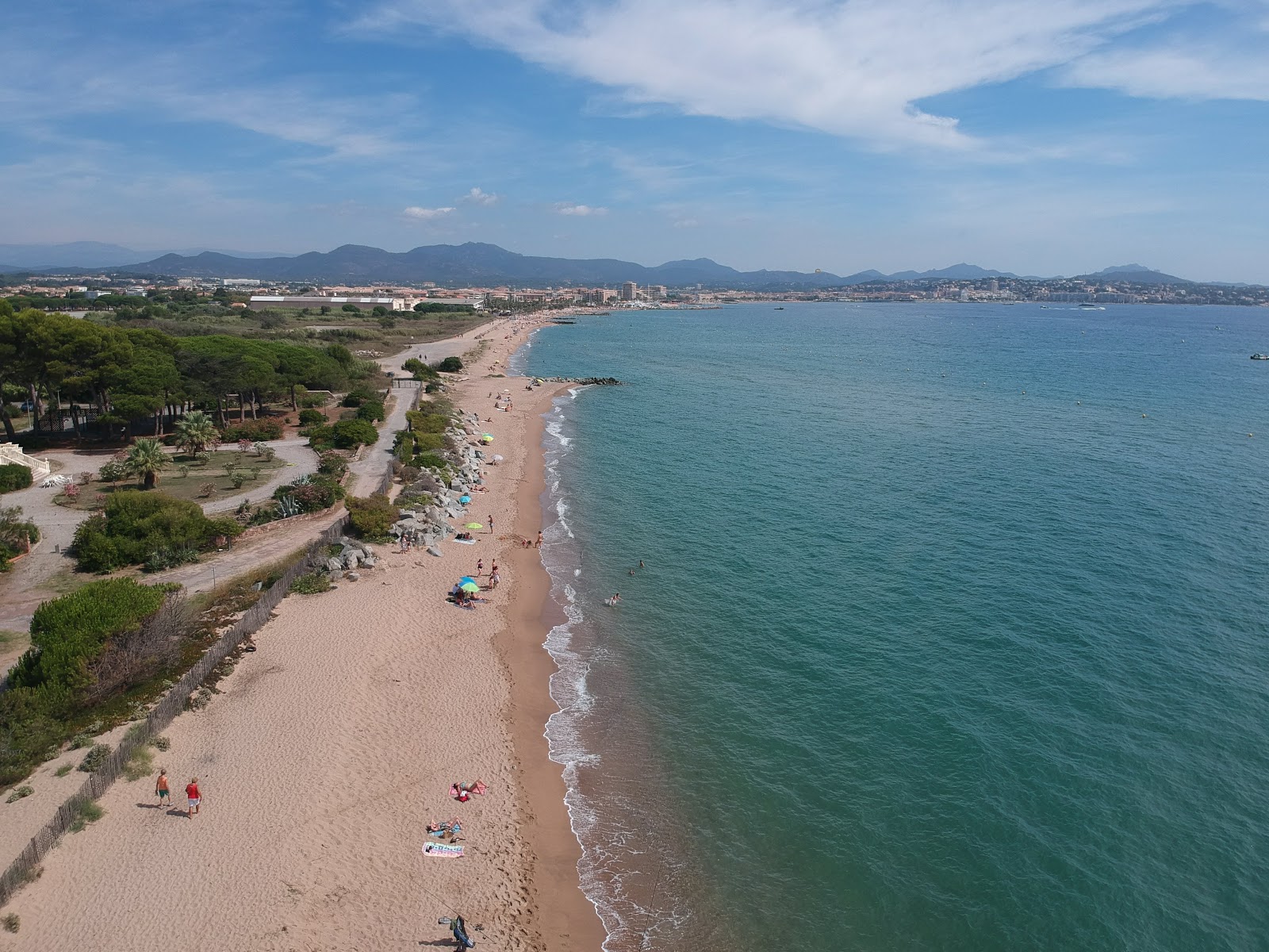 Φωτογραφία του Beach de la base nature με επίπεδο καθαριότητας πολύ καθαρό