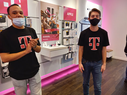 Cell Phone Store «T-Mobile», reviews and photos, 16314 Bothell Everett Hwy #102, Mill Creek, WA 98012, USA