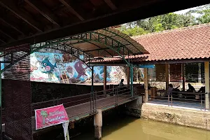 Taman Rekreasi Keluarga Dewandaru image