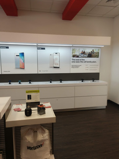 Cell Phone Store «Roswell Verizon Wireless», reviews and photos, 660 W Crossville Rd #100, Roswell, GA 30075, USA