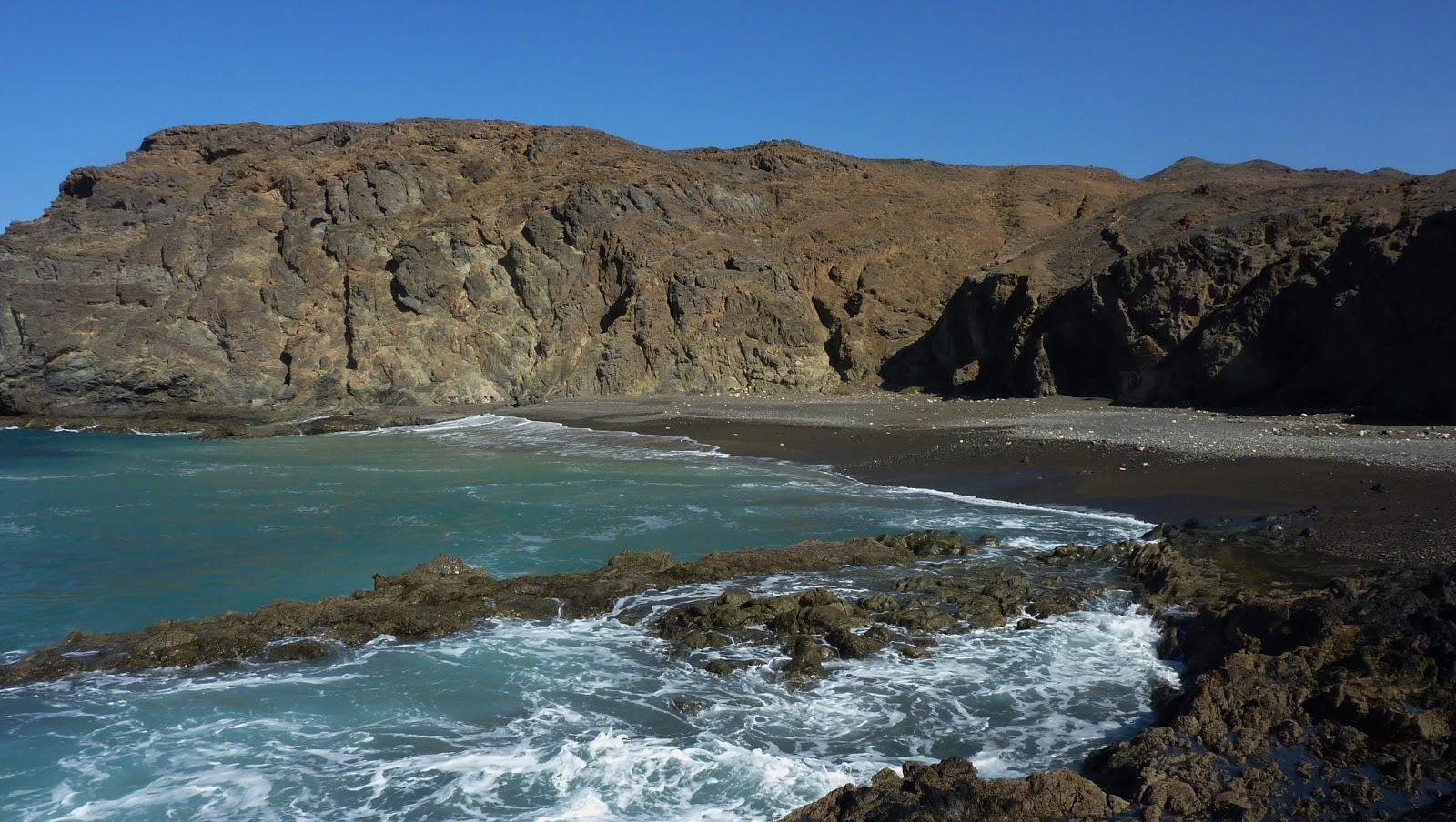 Playa de Terife的照片 带有白色沙和岩石表面