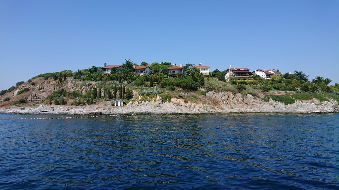Foto von Sedef Adasi II mit beiger sand & steine Oberfläche