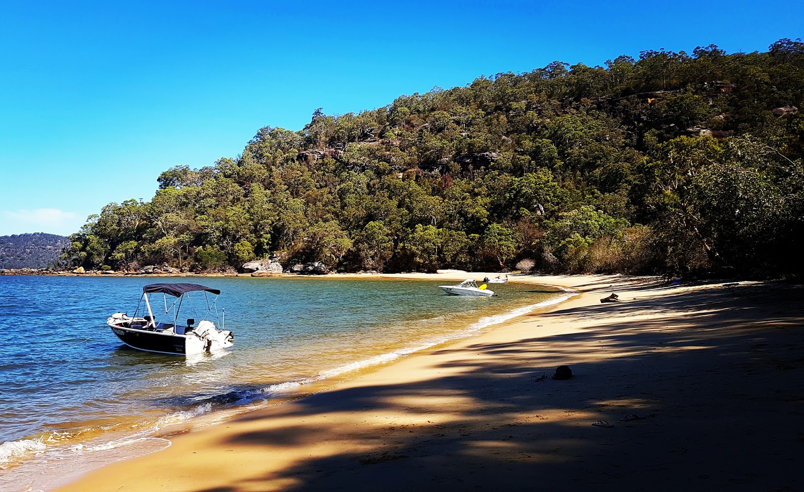 Gunyah Beach的照片 带有米色沙子表面