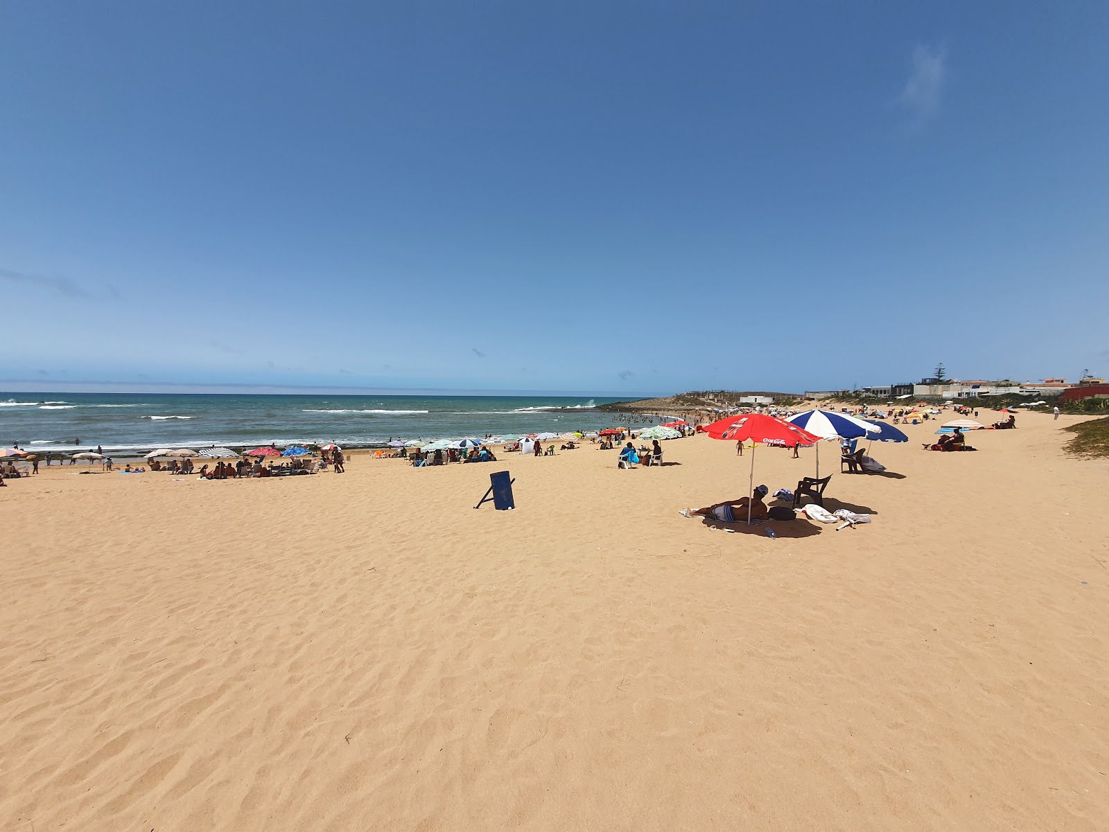 Valokuva Plage des Contrebandiersista. pinnalla kirkas hiekka:n kanssa