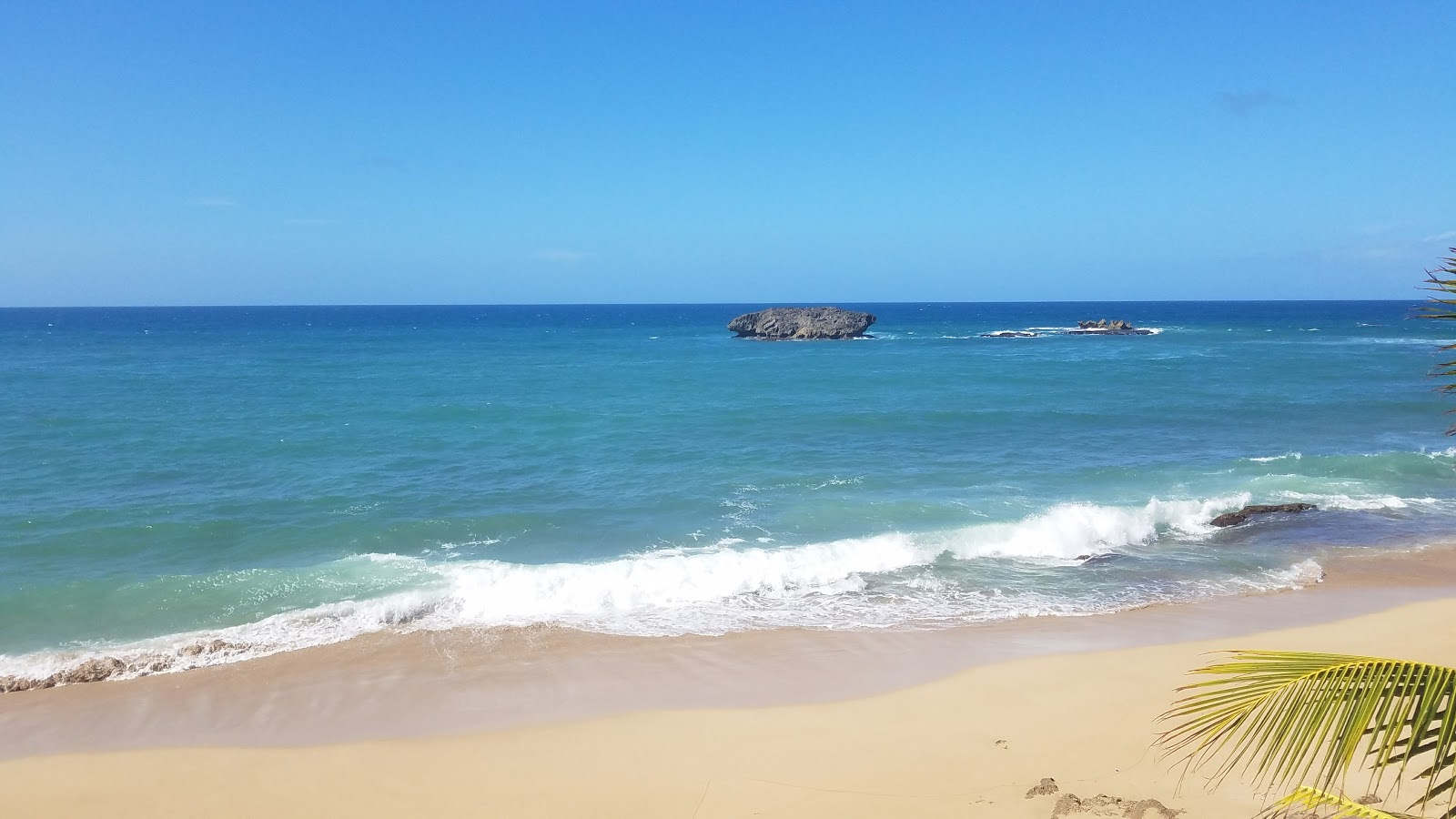 Φωτογραφία του Playa Punta Caracoles με τυρκουάζ νερό επιφάνεια