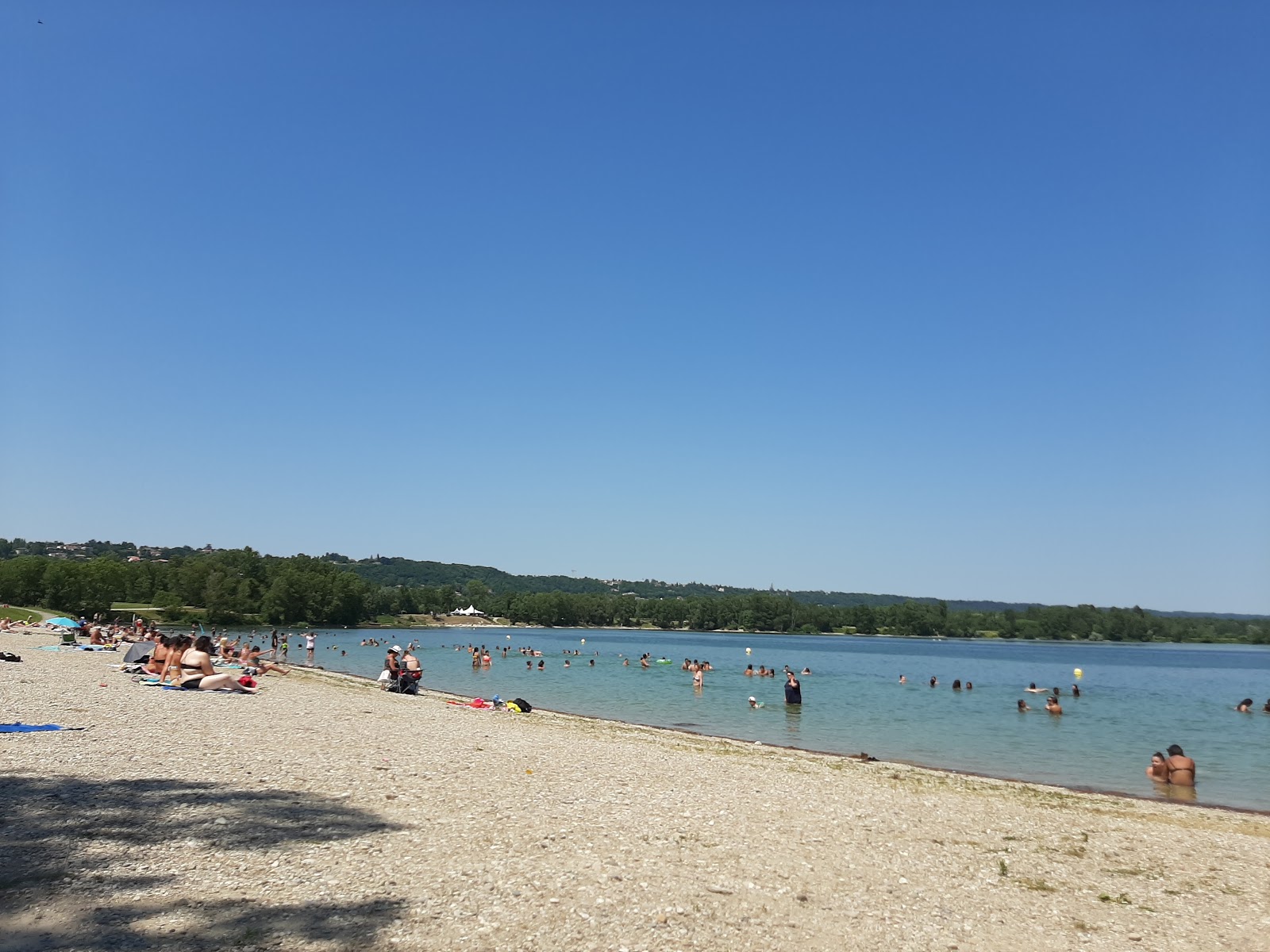Foto von Plage du Morlet mit kleine, graue kiesel Oberfläche