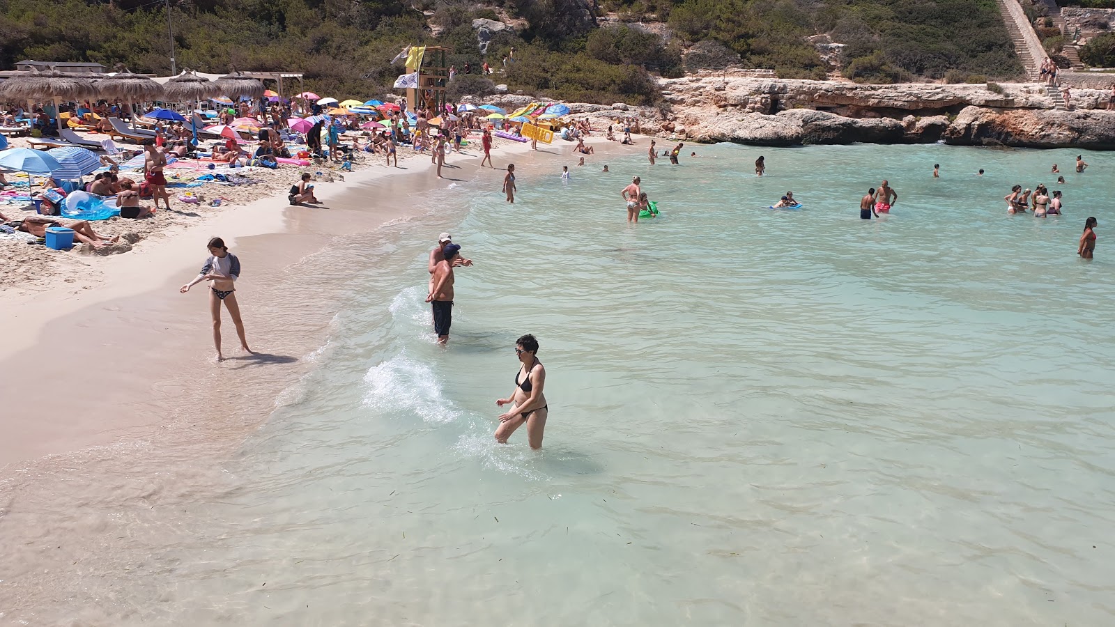 Foto van Cala Llombards Strand gelegen in een natuurlijk gebied