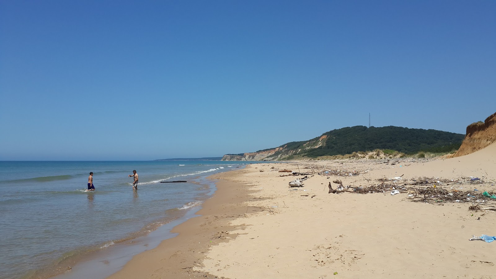 Photo de Sarikum Plaji protégé par des falaises