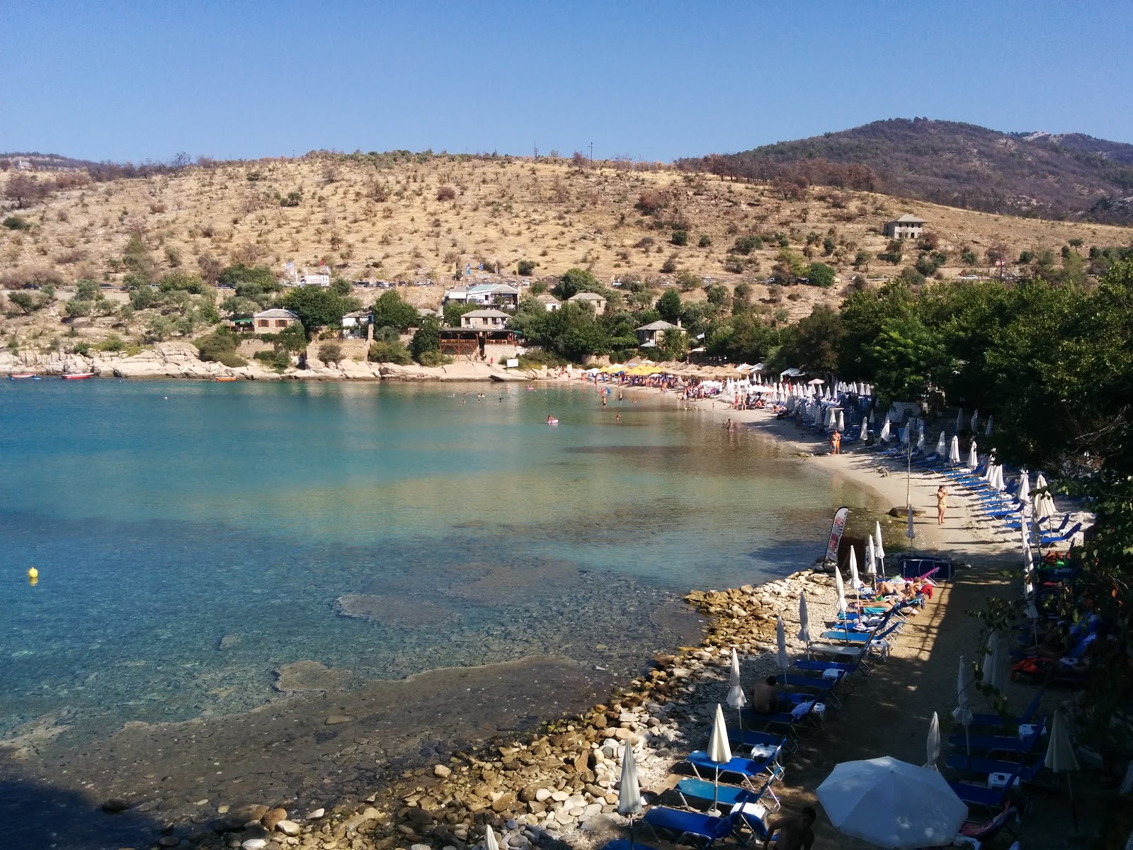 Fotografie cu Aliki beach cu nivelul de curățenie înalt
