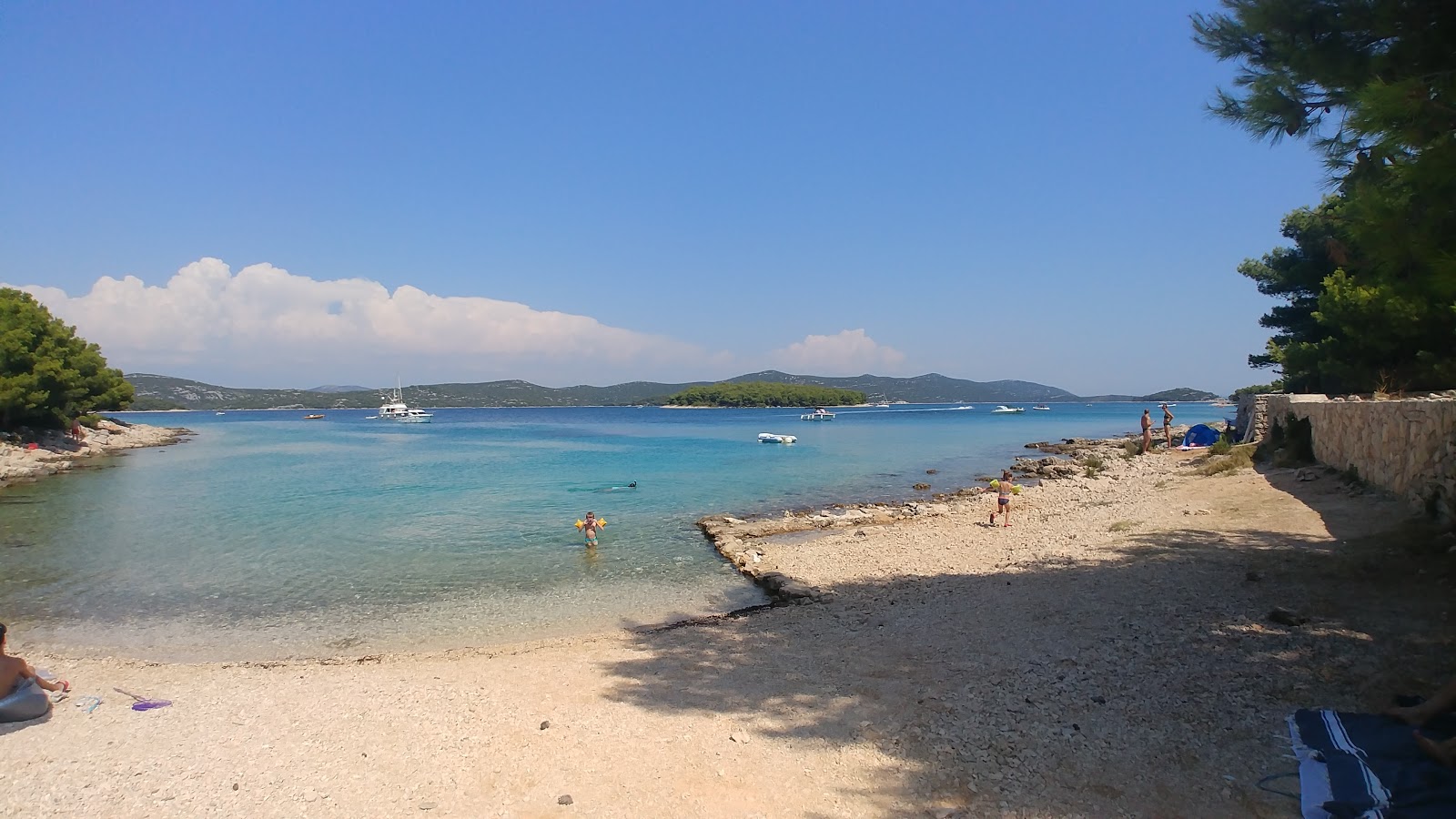 Guscica beach的照片 带有米色卵石表面
