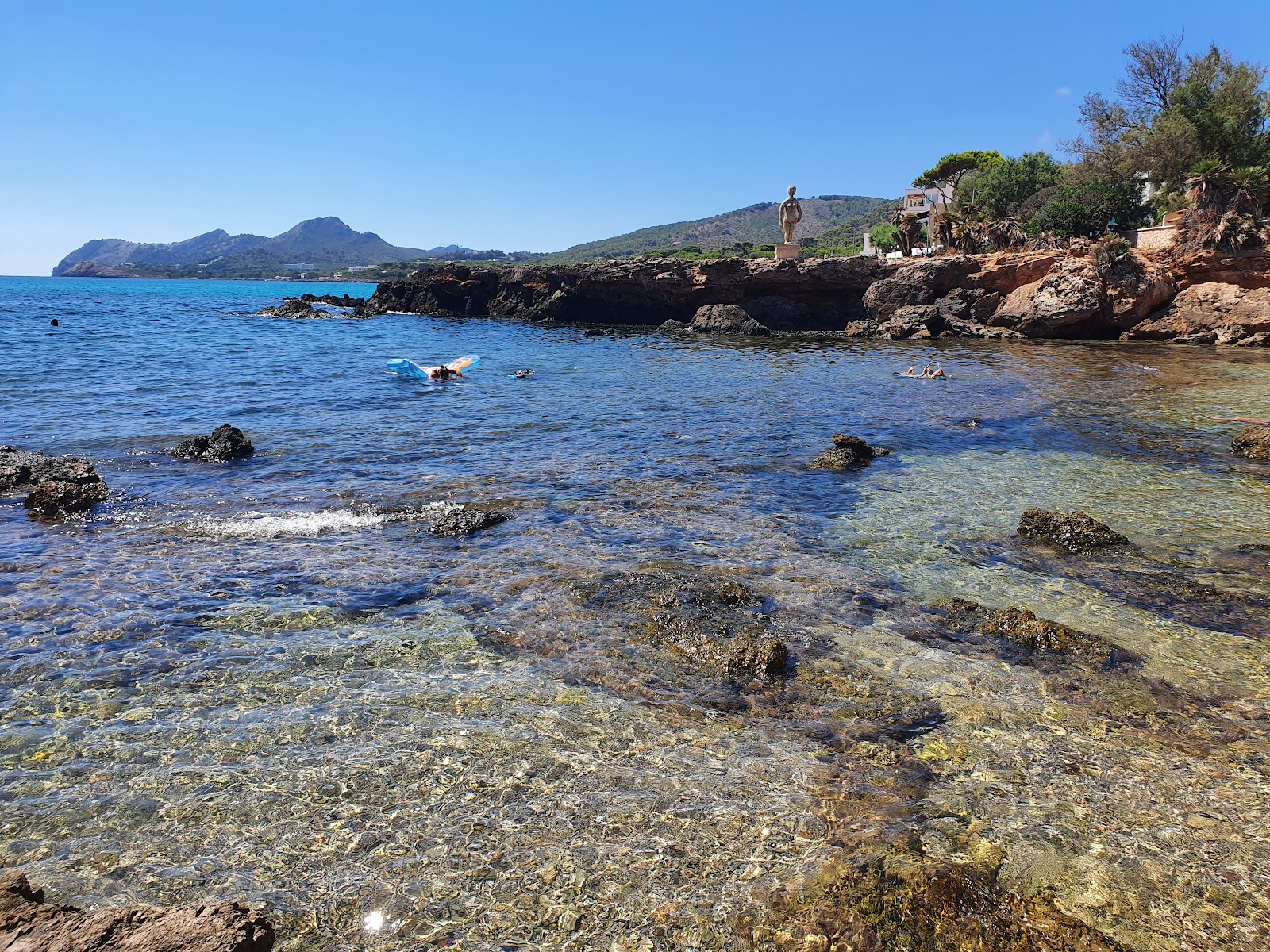 Platja de na Ferradura'in fotoğrafı ve yerleşim