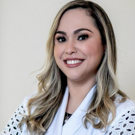 Dra. Lívia Sampaio, Dermatologista