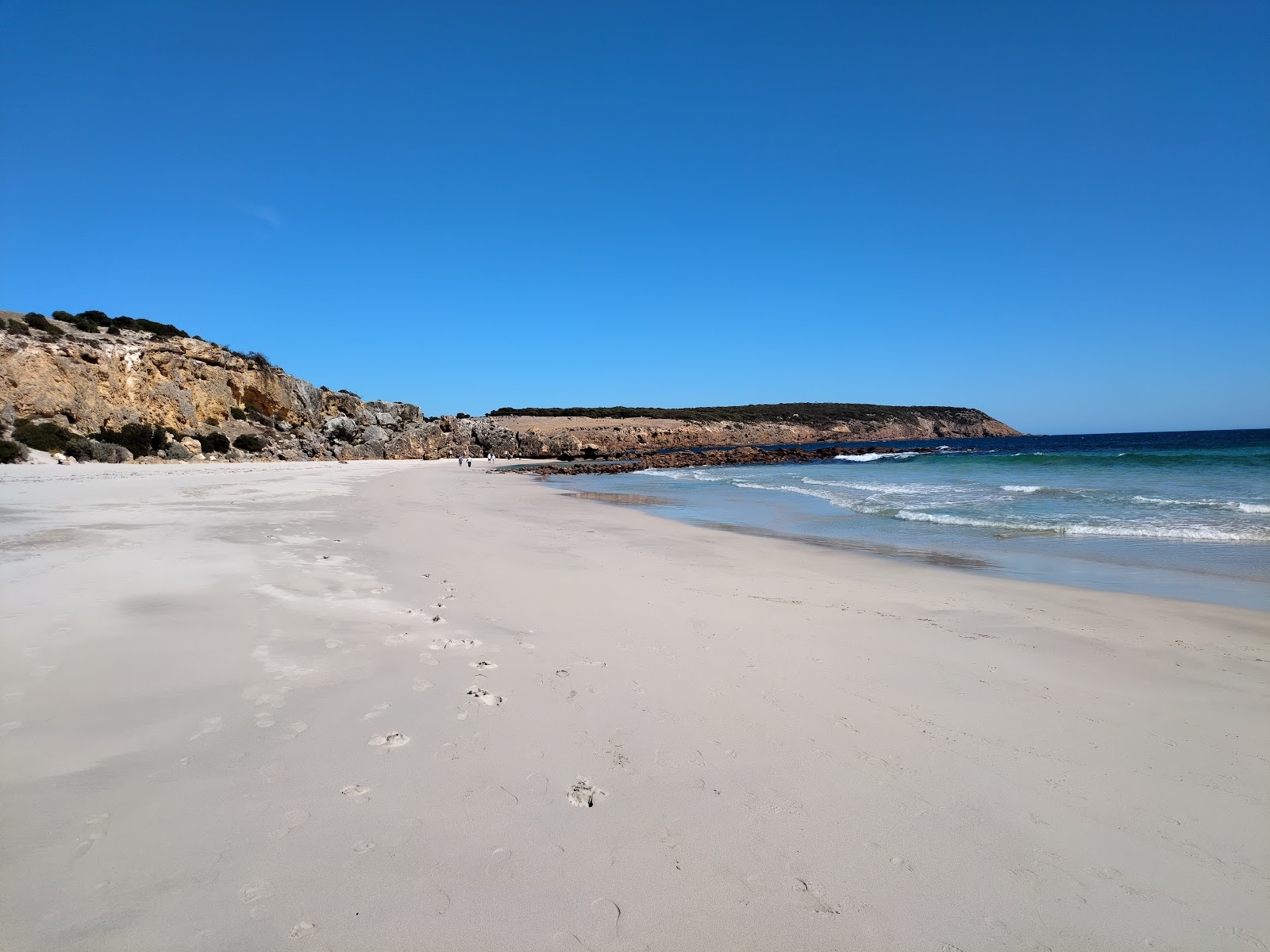 Foto di Stokes Bay Beach con una superficie del sabbia luminosa