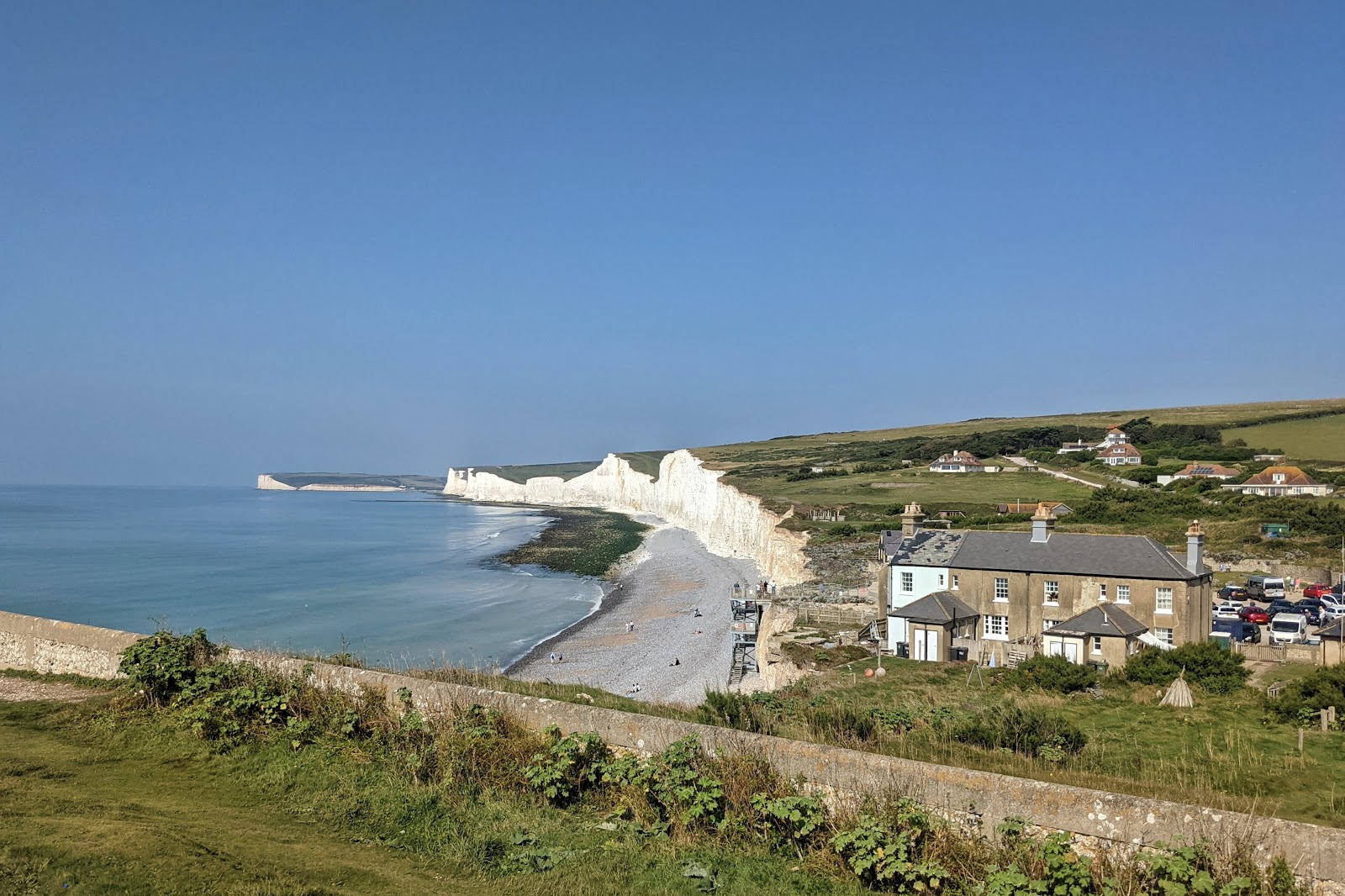 Foto av Birling Gap Beach omgiven av berg
