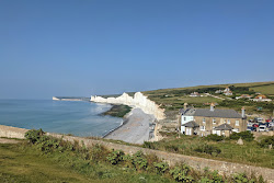 Foto av Birling Gap Beach omgiven av berg