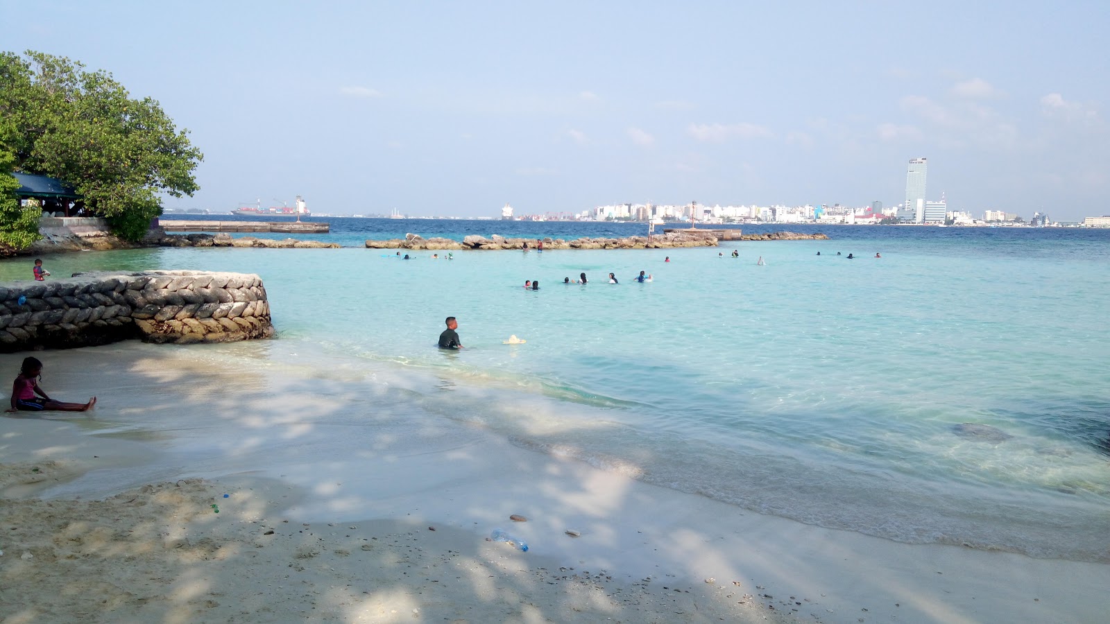 Zdjęcie Villingili Beach z powierzchnią beżowy piasek