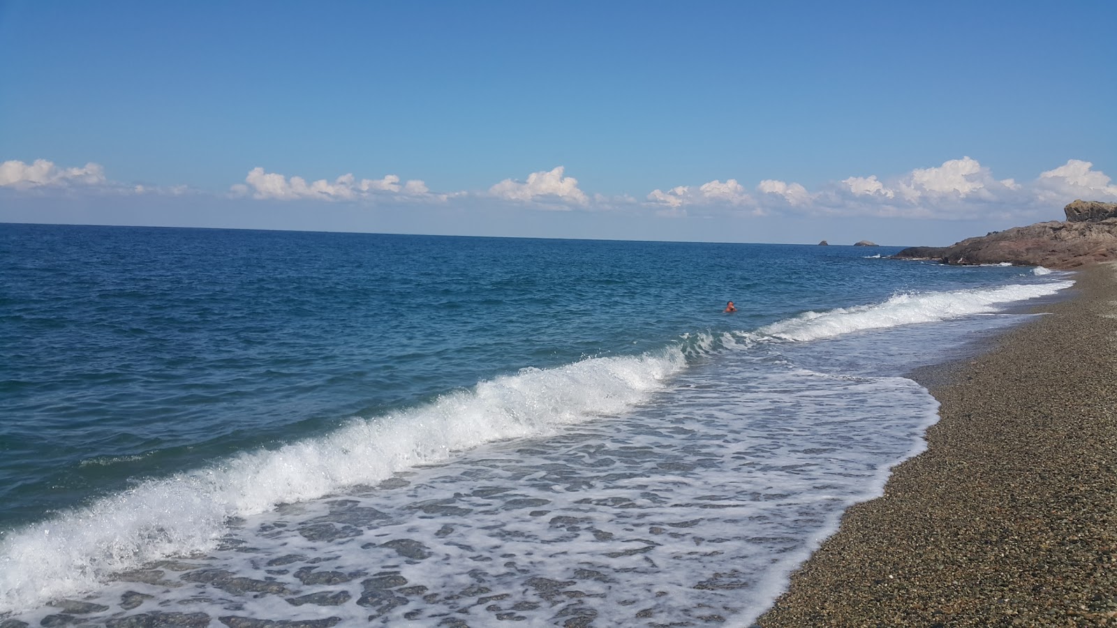 Foto van Yilgin Beach ondersteund door kliffen