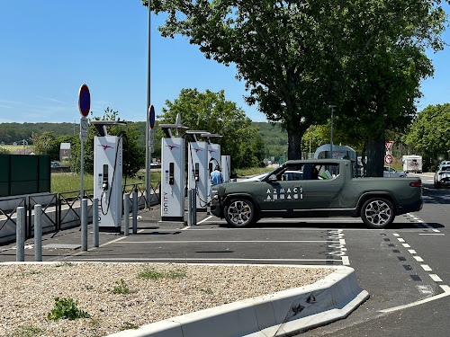 Borne de recharge de véhicules électriques IONITY Station de recharge Rosny-sur-Seine