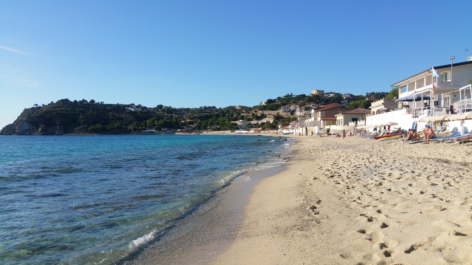 Photo de Spiaggia Santa Maria avec sable lumineux de surface