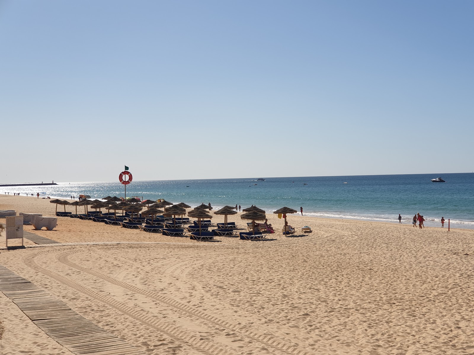 Foto von Praia da falesia mit türkisfarbenes wasser Oberfläche