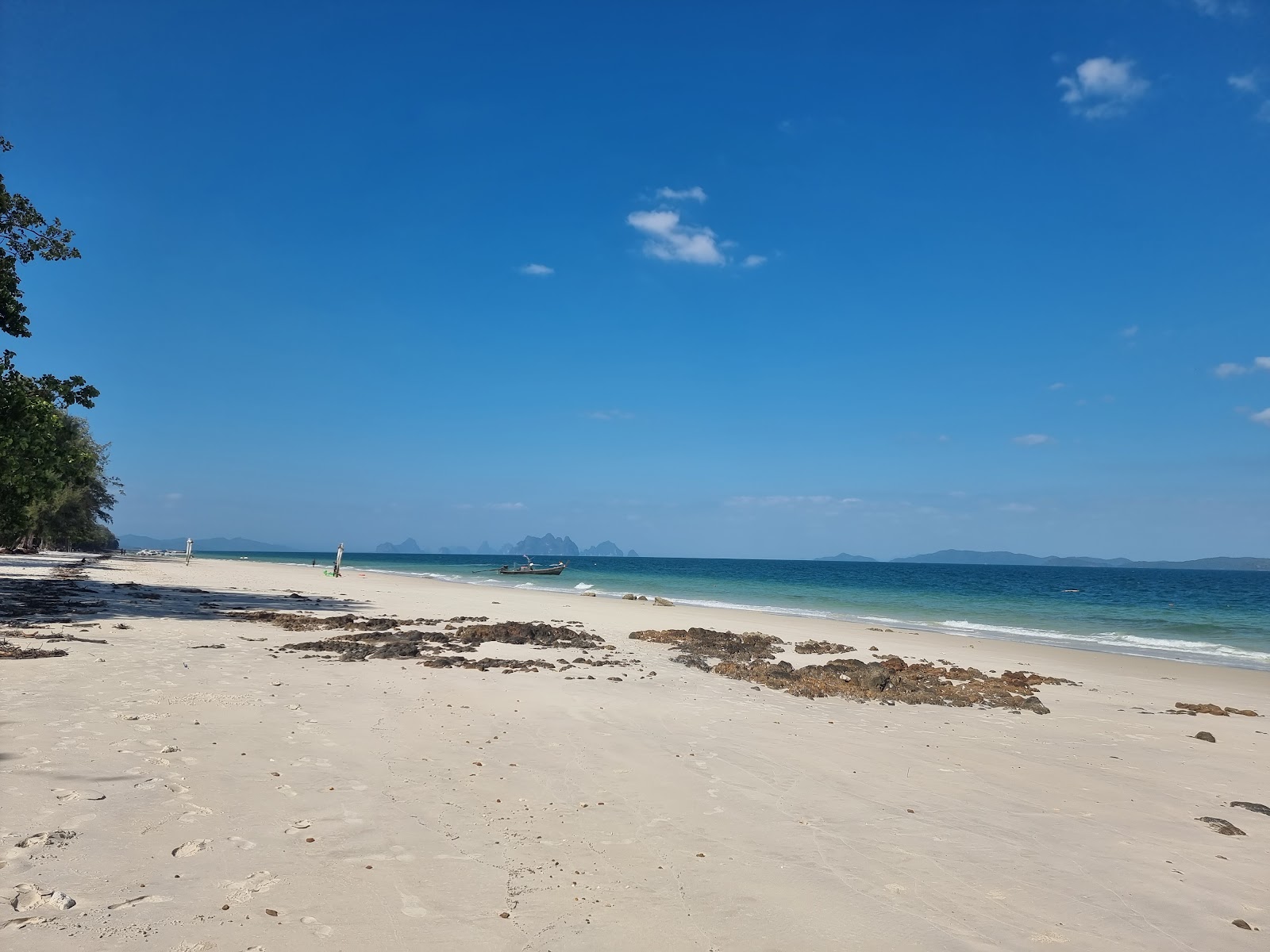 Foto de Ko Naka Yai Beach com areia brilhante superfície