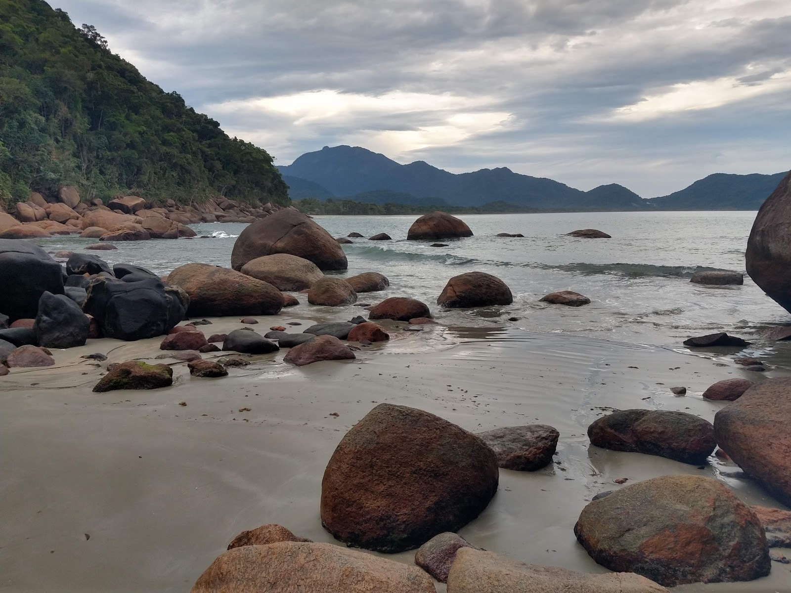 Foto di Praia da Taquara con una superficie del terreno roccioso