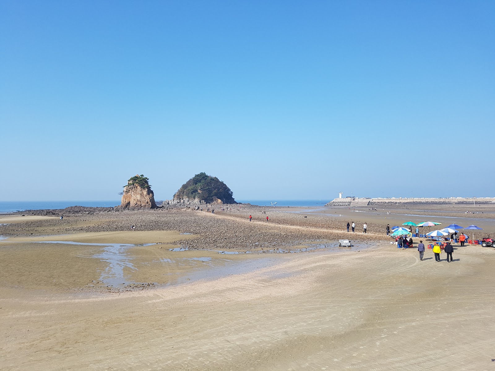 Kkotji Beach的照片 被山脉环绕