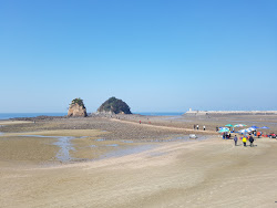 Photo de Kkotji Beach entouré de montagnes