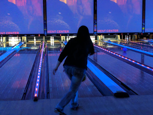 Bowling Alley «Showplace Entertainment Center», reviews and photos, 141 E Service Rd, Staten Island, NY 10314, USA