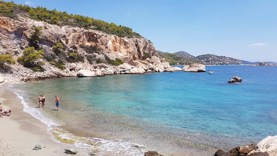 Photo de Koghi beach avec petite baie